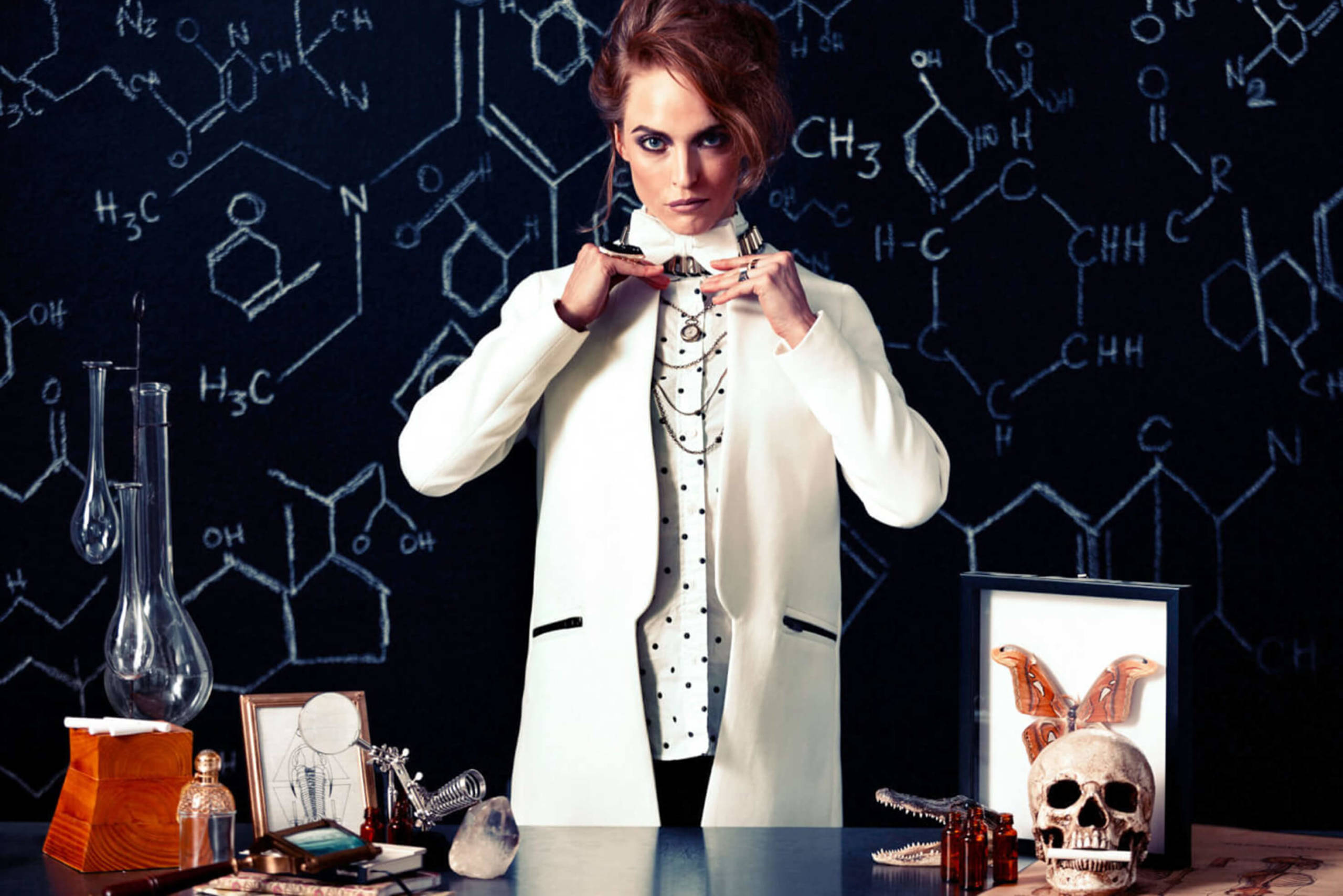 Загадочный профессор. Женщина ученый. Женщина Химик. Фотосессия в лаборатории. Фотосессия в стиле науки.